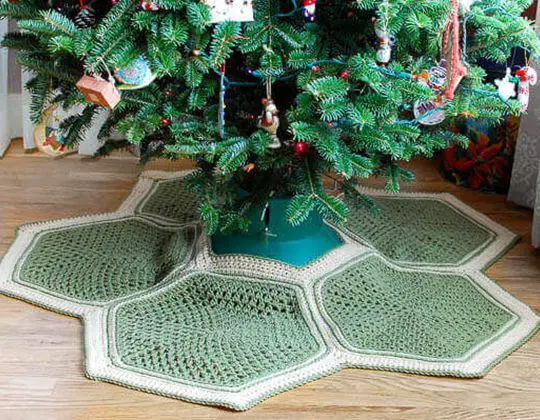 Easy crochet Granny Hexagon Crochet Tree Skirt free pattern