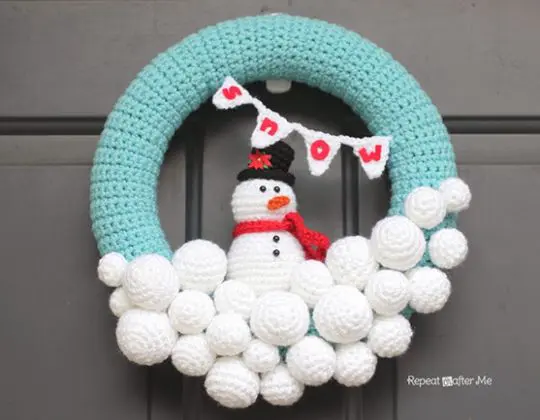 Easy crochet Snowball Wreath free pattern