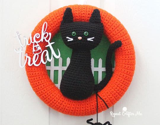 Crochet Halloween Black Cat Wreath free pattern - Crochet Pattern for Halloween