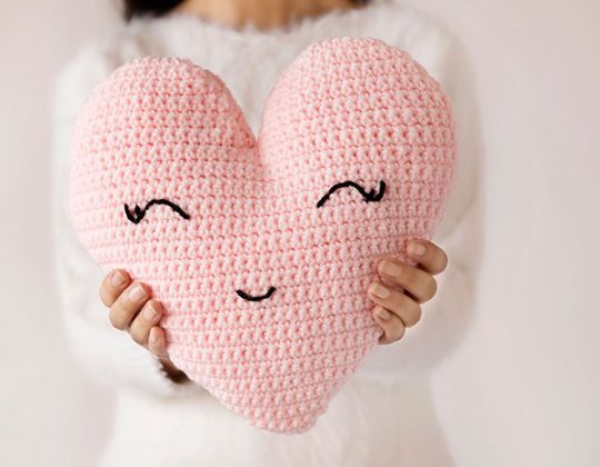 crochet Heart Shaped Pillow free pattern